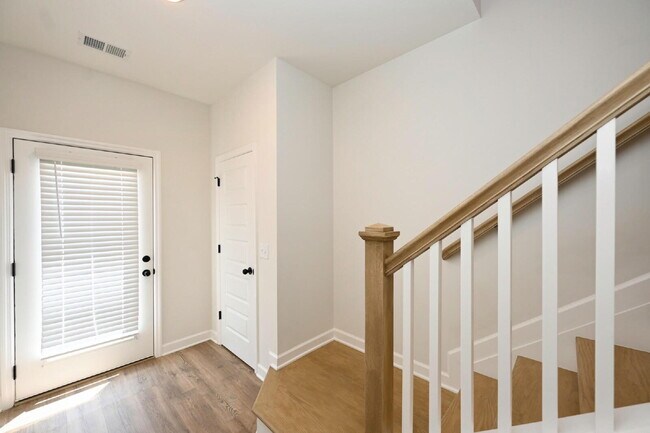 Building Photo - Like-New Modern Townhome Near Dining, Shopping, Trails & Old Hickory Lake
