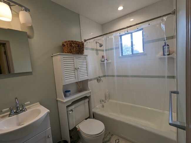 Building Photo - 187 Flax Hill Rd