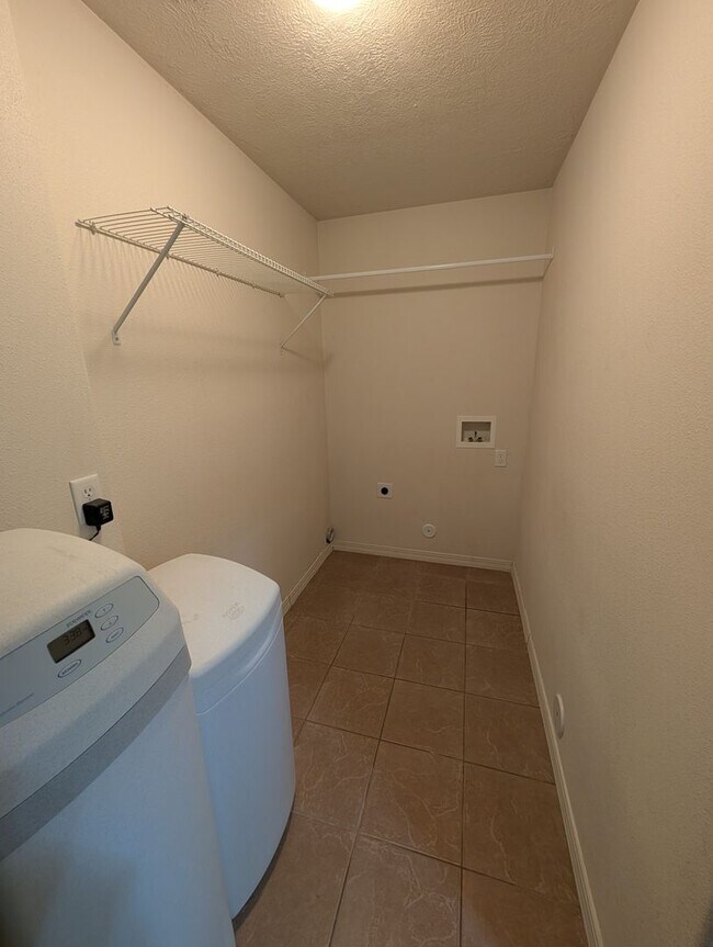 Building Photo - 282 La Valle Strada
