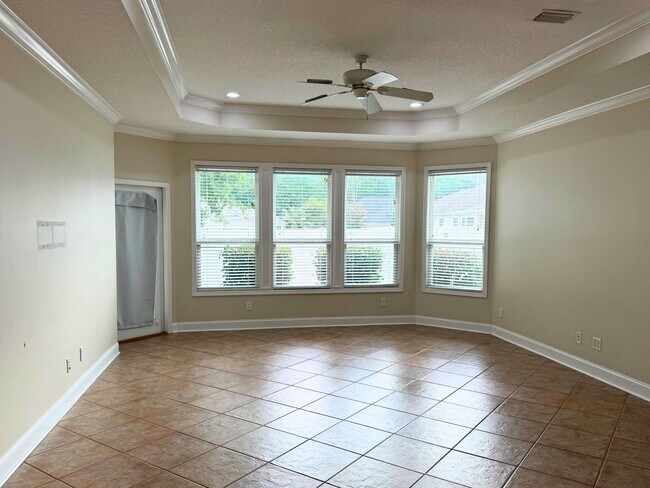 Building Photo - Rare find! 4/3 with amenities!