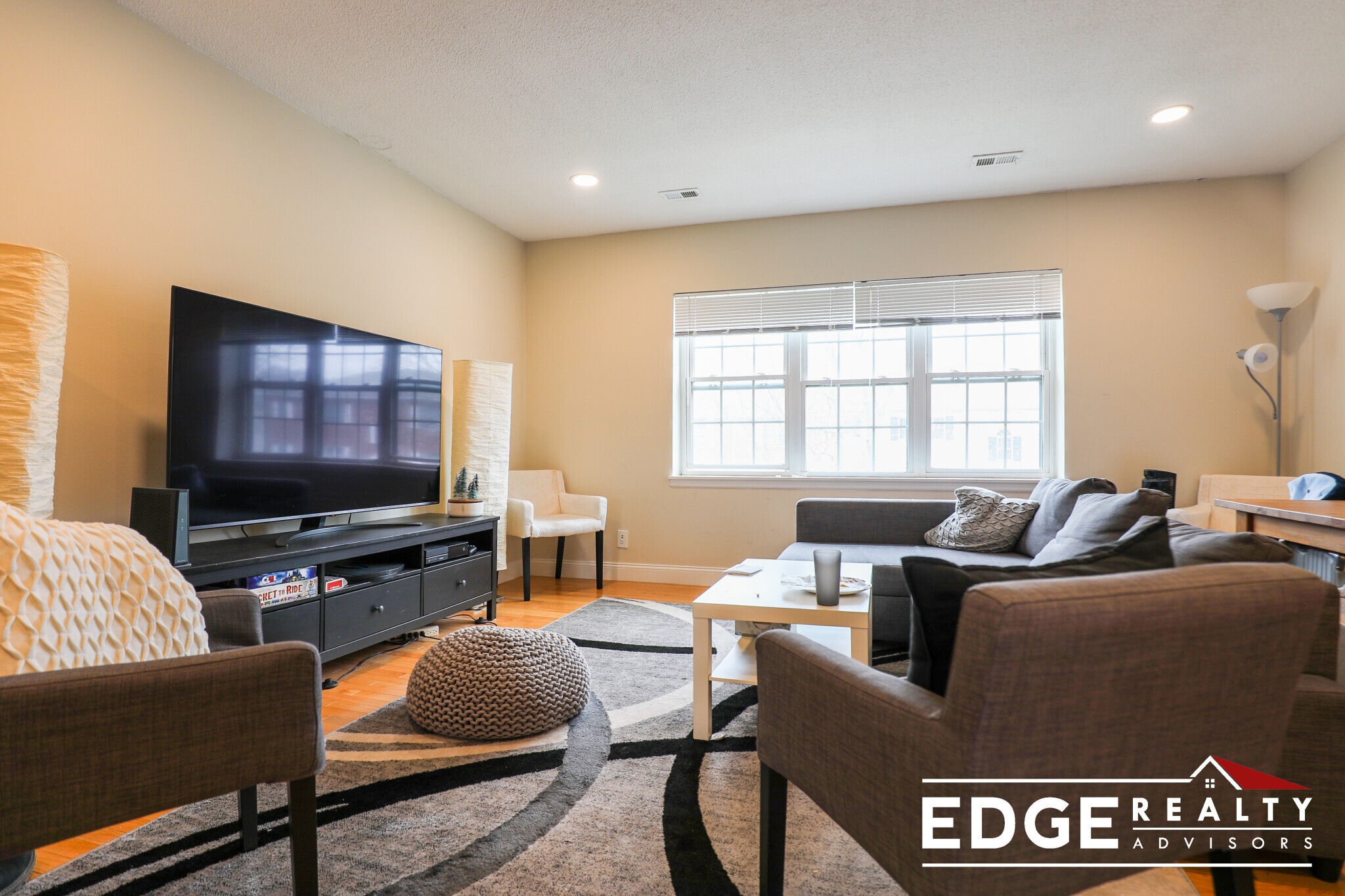 Building Photo - 178 Lake Shore Rd