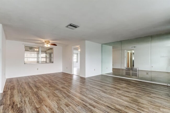 Building Photo - 3735 Mynabird Dr