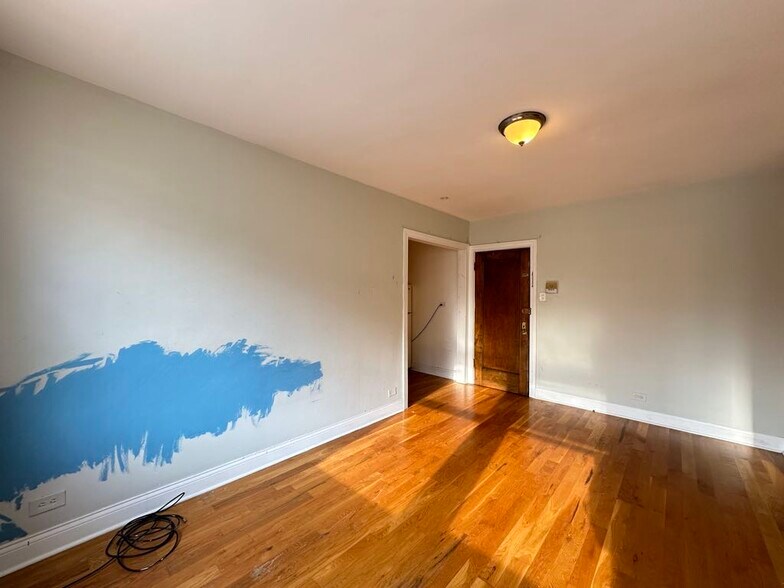 Building Photo - 629 W Belmont Ave