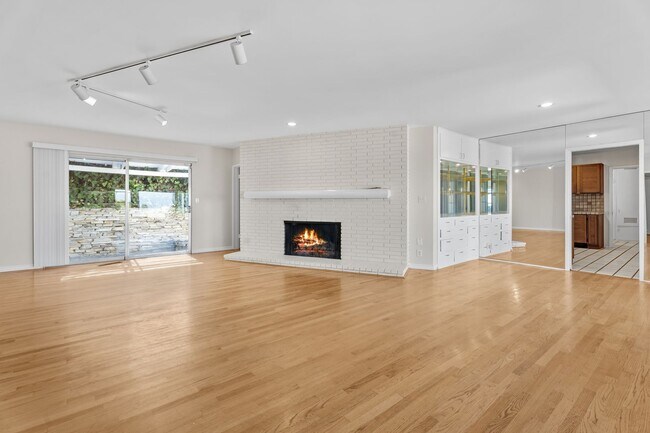 Building Photo - 17 Stallion Rd