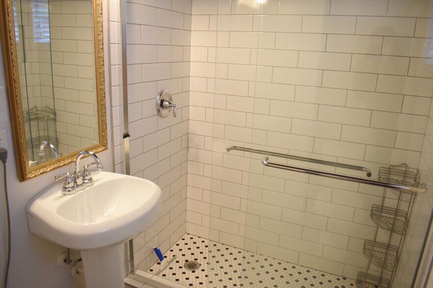 Building Photo - 2940 Oleander Dr