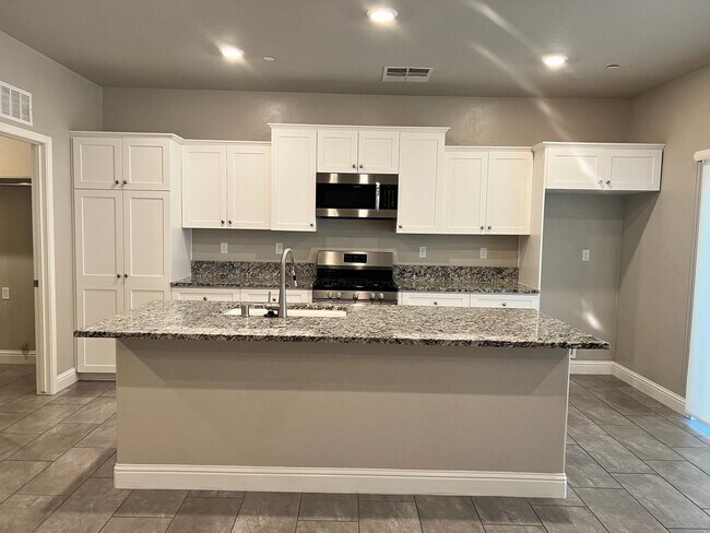 Building Photo - Charming and Elegant Home in Clovis District