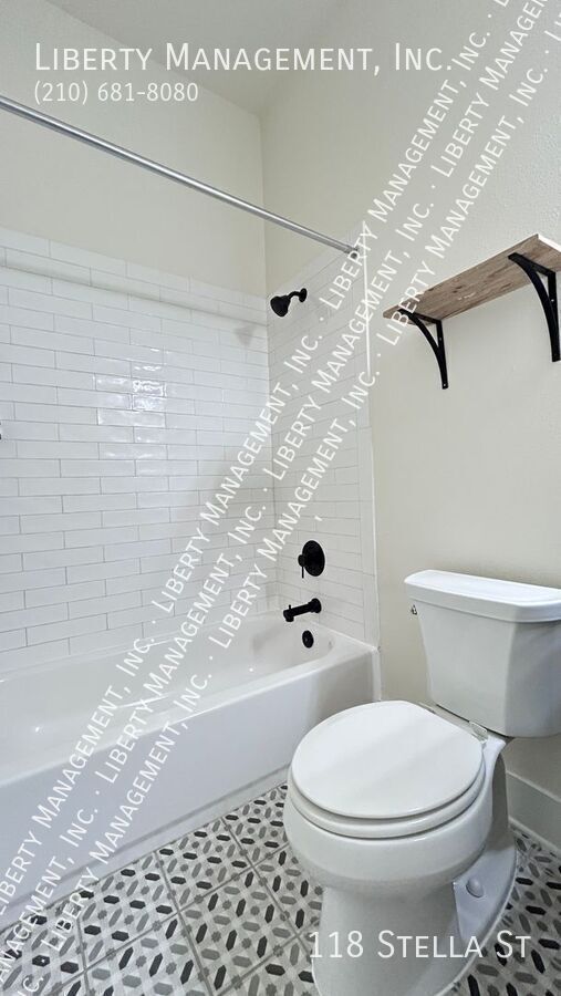 Building Photo - 118 Stella St