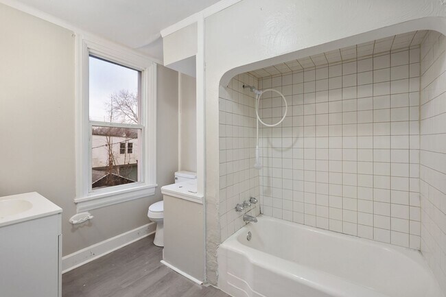 Building Photo - 1210 Maple Ave