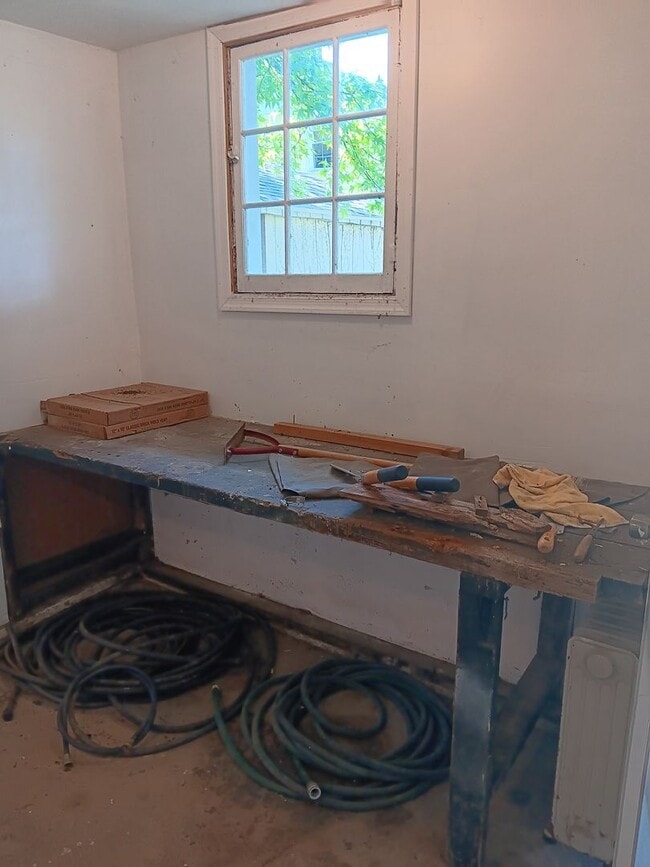 Building Photo - 2 Bedroom, 1 Bath Single Family Home on Cu...