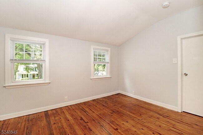 Building Photo - 10 Cedar Ln