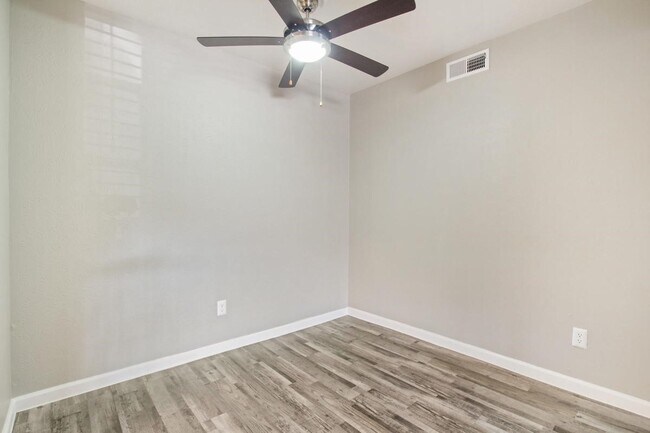 Building Photo - 1212 Hampshire Ln