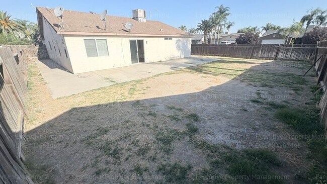 Building Photo - 4 bedroom 2 bathroom home located near S. H St/ Berkshire Rd