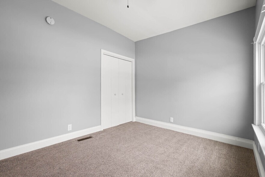 Building Photo - 208 S Swan St