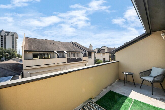 Building Photo - 1112 Bering Dr