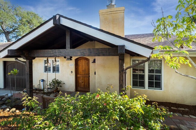 Building Photo - Beautiful 4 Bedroom 3 Bath Lower Riviera C...