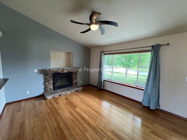 Building Photo - Well Maintained 4 bed house in The Landings