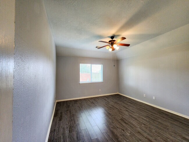 Building Photo - 11902 White Water Bay Dr