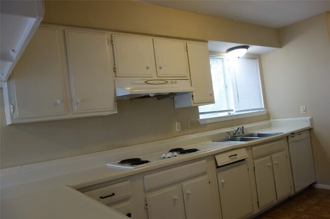 Building Photo - 722 Stephanie Dr