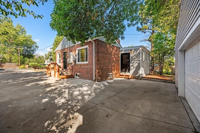Building Photo - 4730 Pierce St