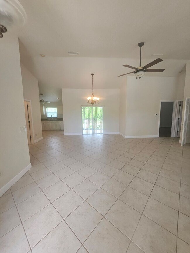 Building Photo - Rotonda Duplex