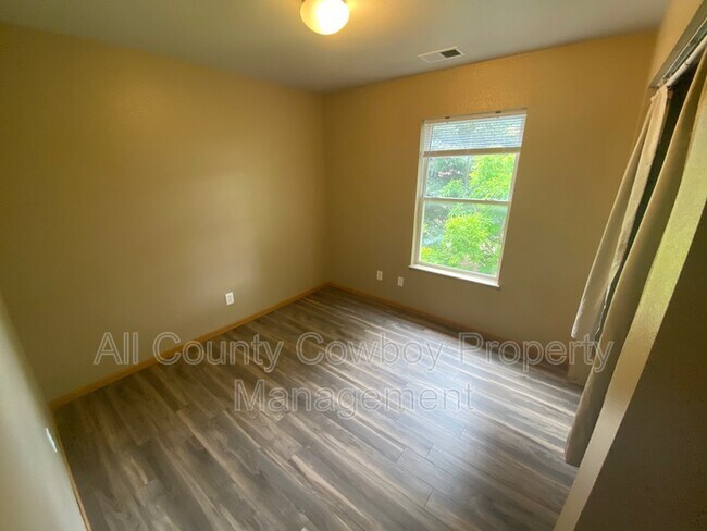 Building Photo - 535 E Mitchell St