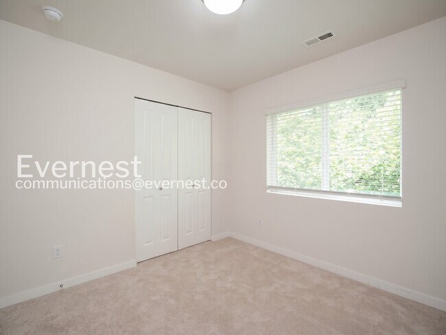 Building Photo - 4 Bed/2.5 Bath Home with Garage / Available Now!
