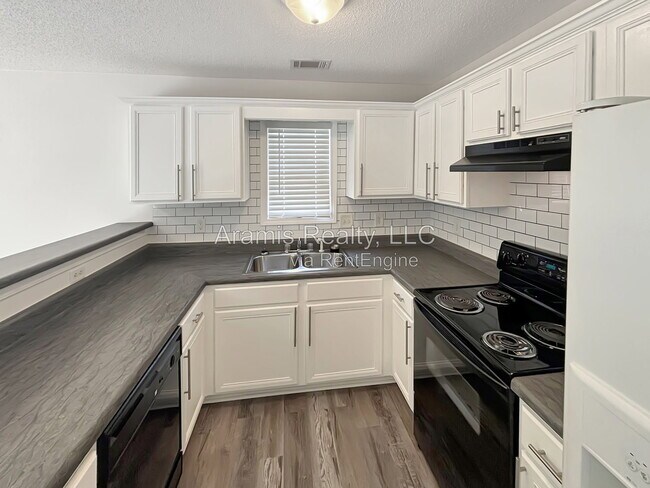 Building Photo - 3755 Pine Village Pl