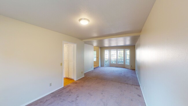 Building Photo - Prime Mountain Park Location! Minutes to D...