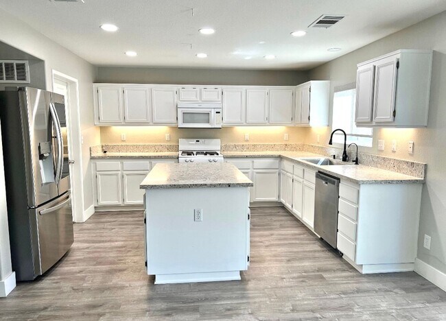 Building Photo - Beautiful 3 Bedroom Mapleton Home on a Residential Cul-De-Sac Street!