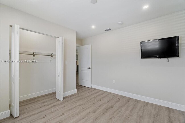 Building Photo - 330 W 74th Pl