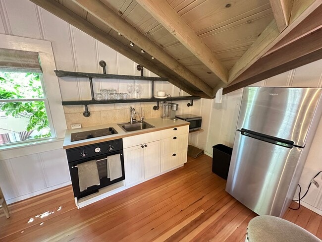 Building Photo - 4 Bed 4.5 Bath, Beautiful Home With Pool A...