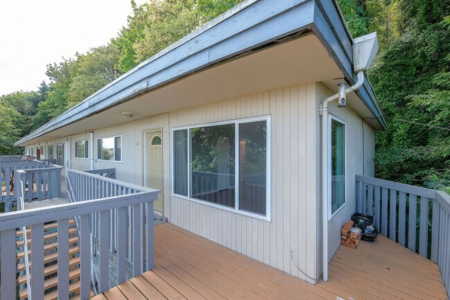 Building Photo - Updated 2 Bedroom, 1 Bathroom Condominium With Stunning Views.