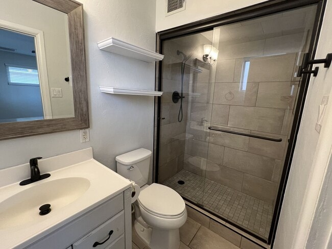 Building Photo - Beautifully Renovated 3 Bed 2 Bath on 17th Av South of Northern