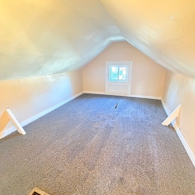 Building Photo - 2216 N Oak St