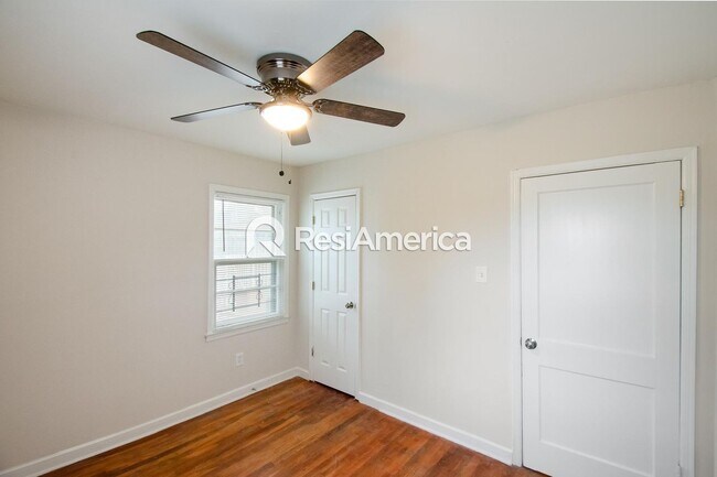 Building Photo - Newly Renovated 3/1 in 38109!