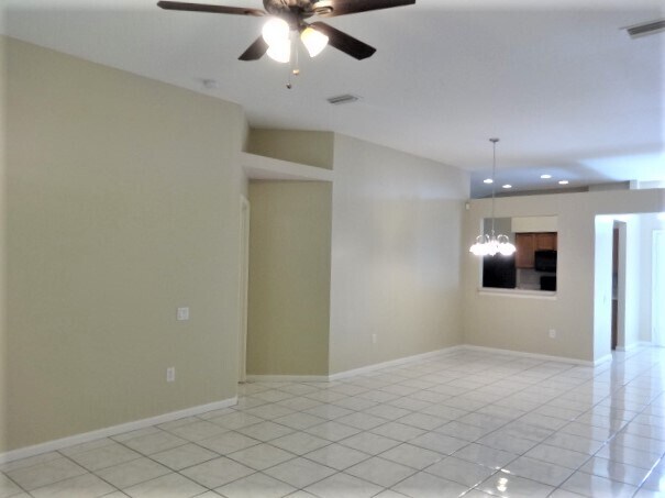 Building Photo - 1027 Summer Breeze Dr