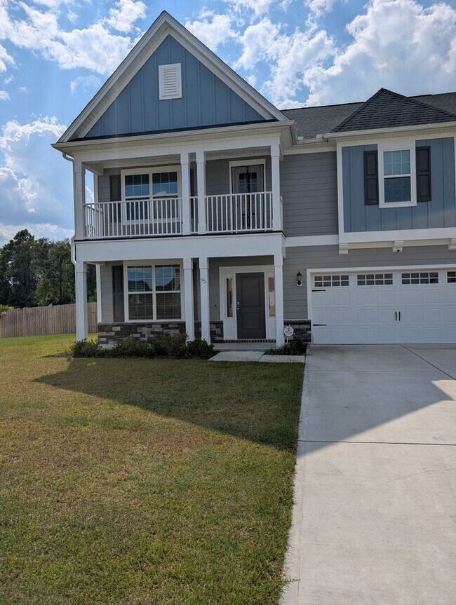 Building Photo - Move in Special First Months Rent Free!!!!
