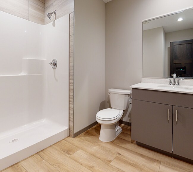 Building Photo - 7 bed 3 bath  house