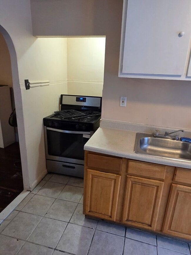 Building Photo - 3rd FL apt with private entrance, off St. parking available, heat included
