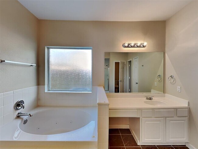 Building Photo - 501 Falcon Lake Dr
