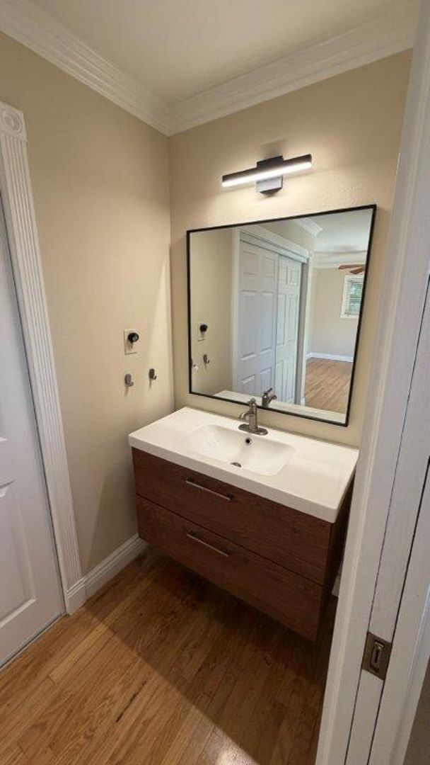 Building Photo - Beautiful Updated 4-Bedroom Martinez Home with Hardwood Floors,  Backyard & Gardener Included