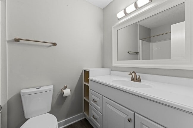 Building Photo - Newly Updated 2 Bedroom, 2 Bath Duplex nea...