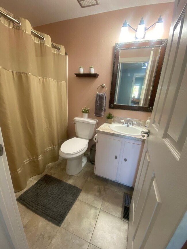 Building Photo - Beautifully Maintained 3 Bedroom 2 Bath Home with Garage and Fenced Yard! Pets Welcome!