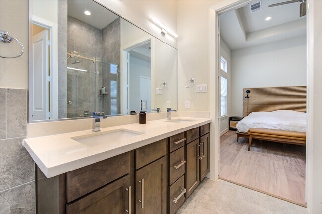 Building Photo - 730 Carriage Knls Dr