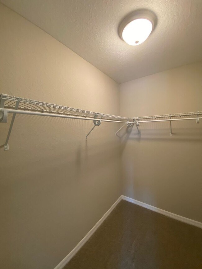 Building Photo - Desirable SE Ocala Neighborhood 3/2/2 *WON...