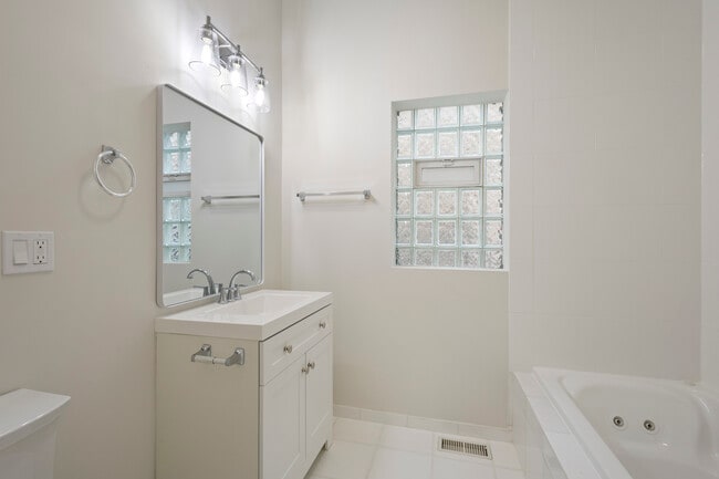 Building Photo - 6505 S Woodlawn Ave