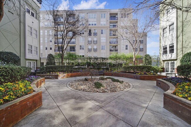 Building Photo - Beautiful 2 Bed 2 Bath Condo in Dilworth!