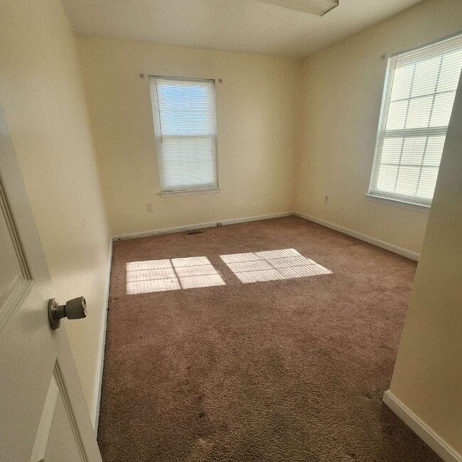 Building Photo - "Charming 3-Bed Townhouse with Finished Ba...