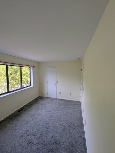 Sunny bedroom with walk-in closet and picture window - 4 Chelsea Cir