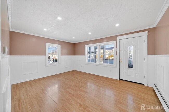 Building Photo - 114 Larch St